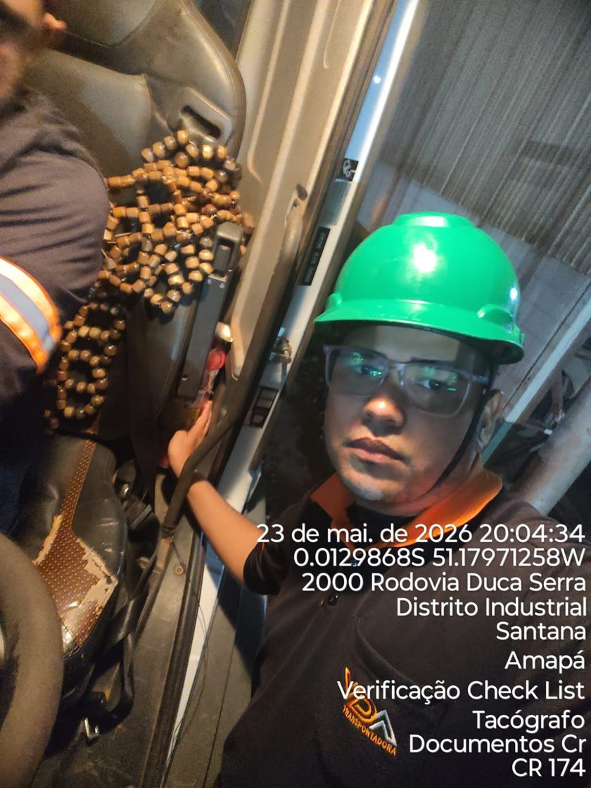 Inspetor SESMT verificando cabine do caminhão