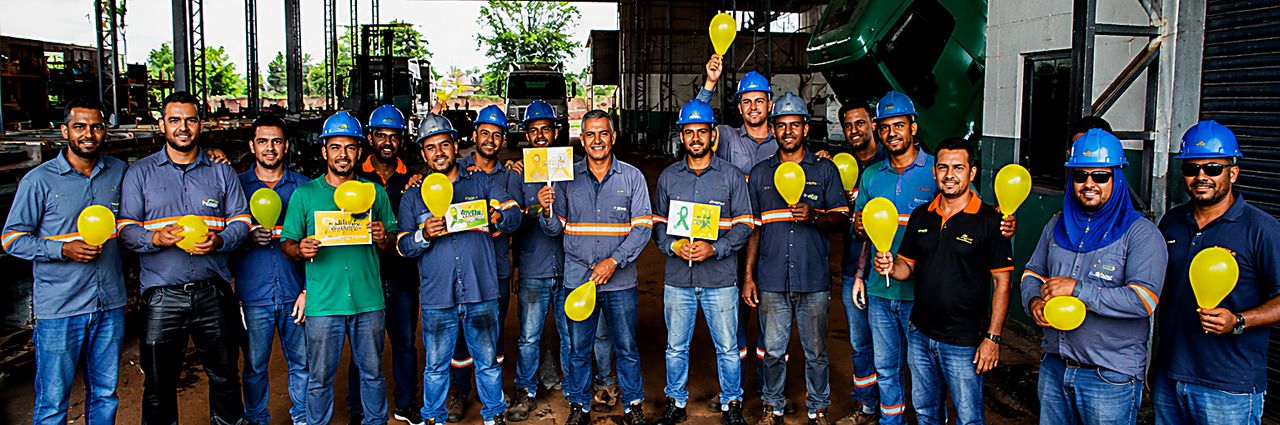 Colaboradores da VDA com balões nas cores da campanha Julho Amarelo e Verde