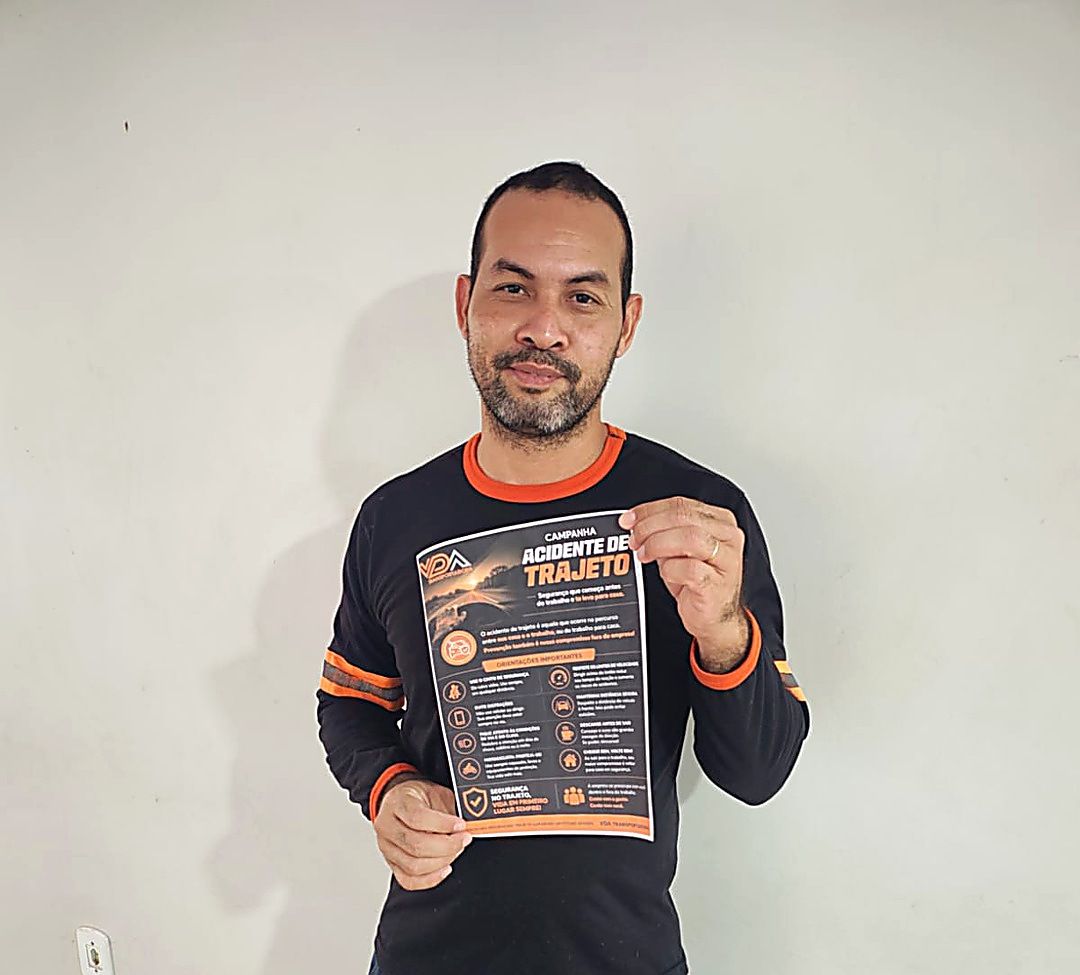 Colaborador da VDA com material informativo da campanha de trajeto