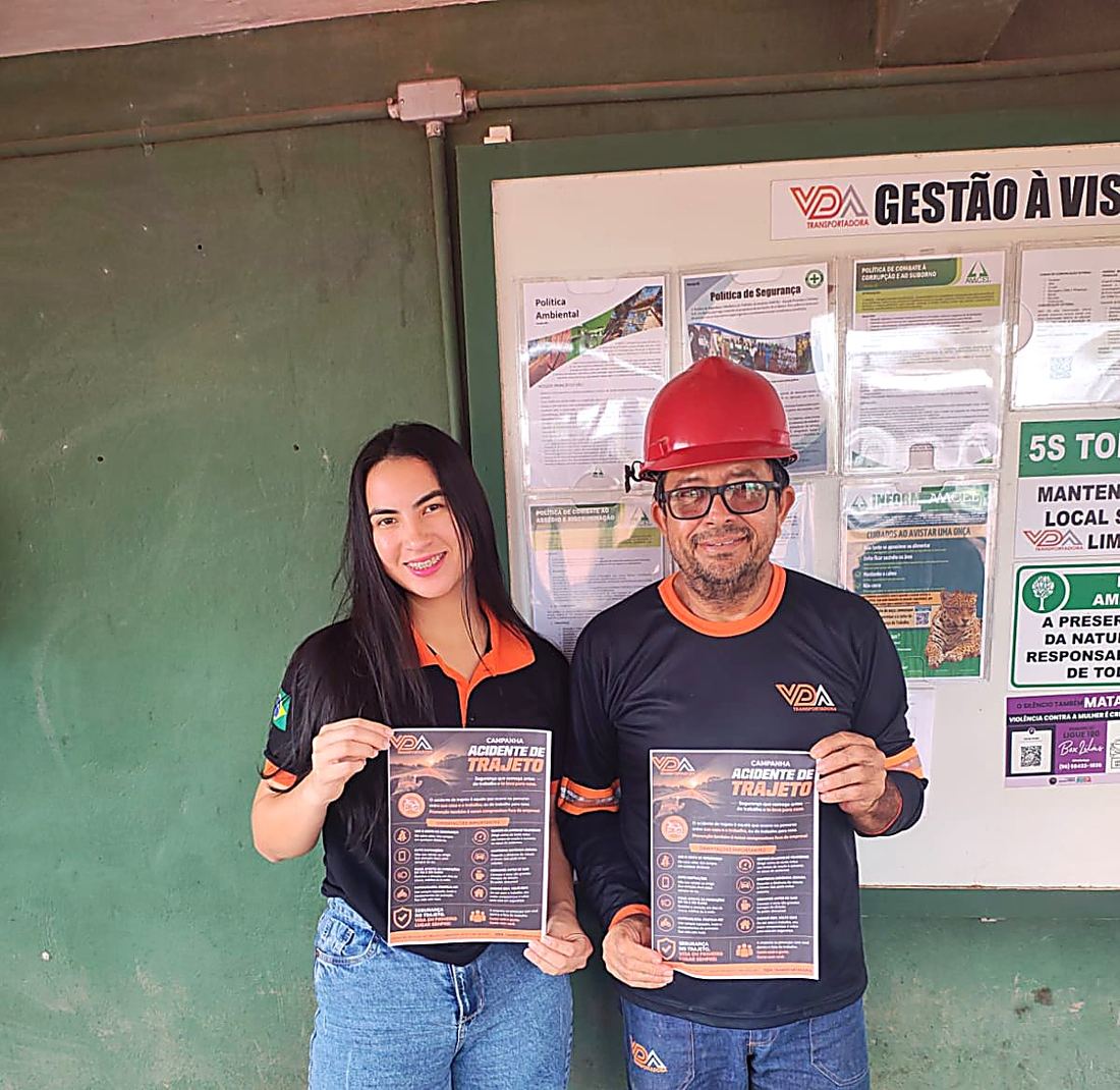 Colaboradores da VDA com material informativo da campanha de acidente de trajeto
