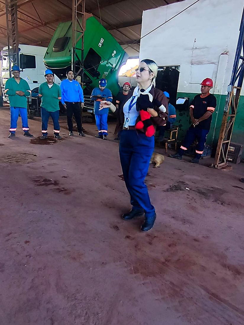 Psicóloga da VDA conduz dinâmica com colaboradores durante a campanha