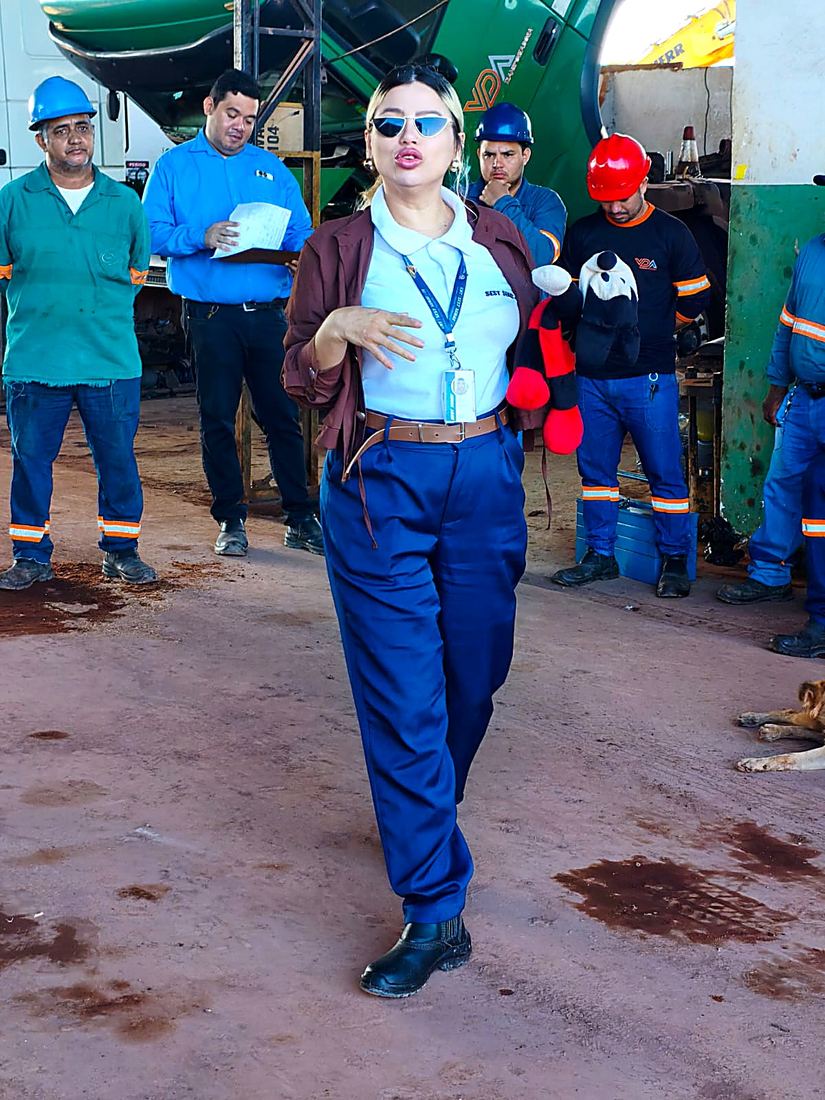 Dinâmica da Psicóloga da VDA com os colaboradores na Base Santana