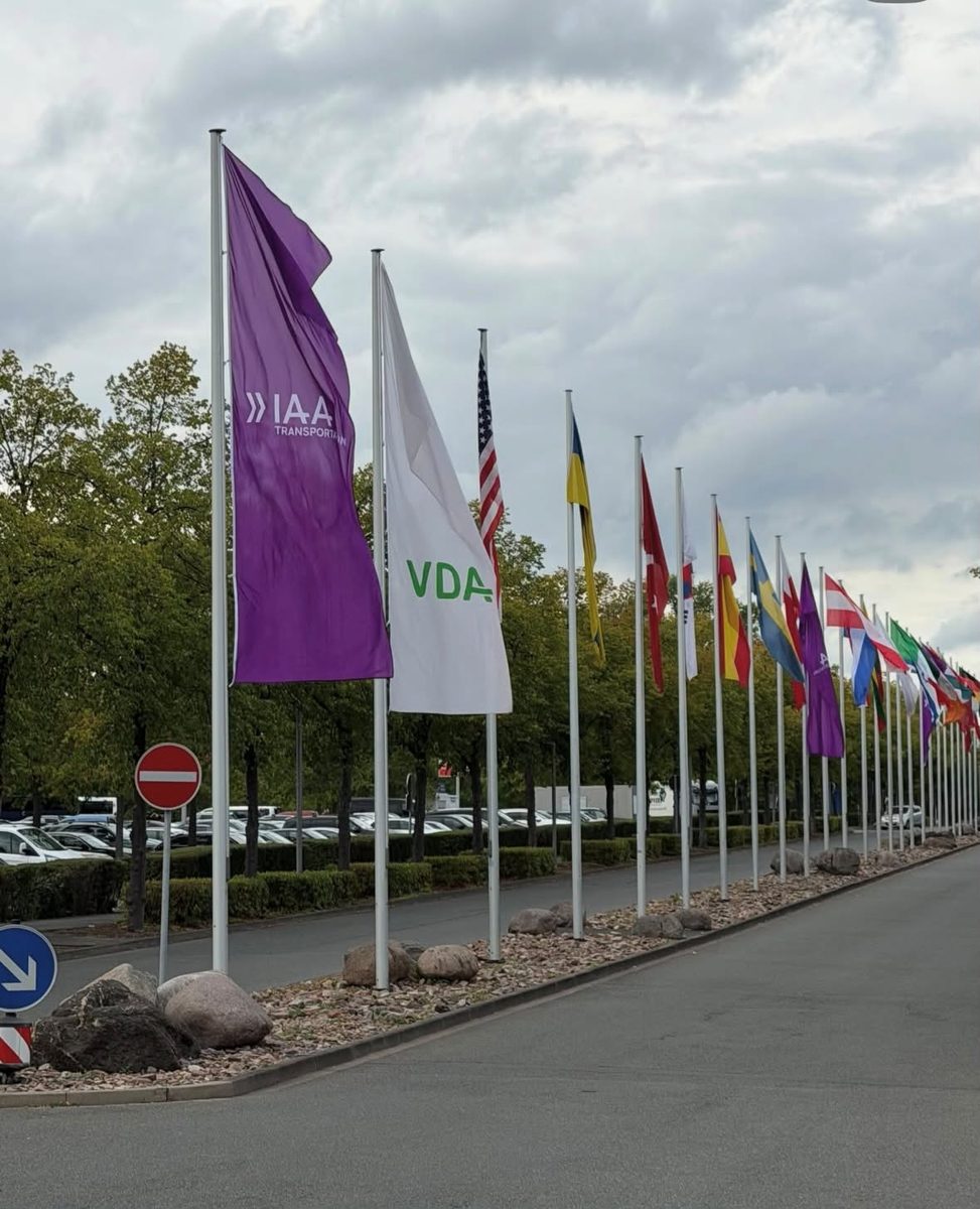 Bandeiras da IAA Transportation e da VDA na entrada do evento, em Hannover