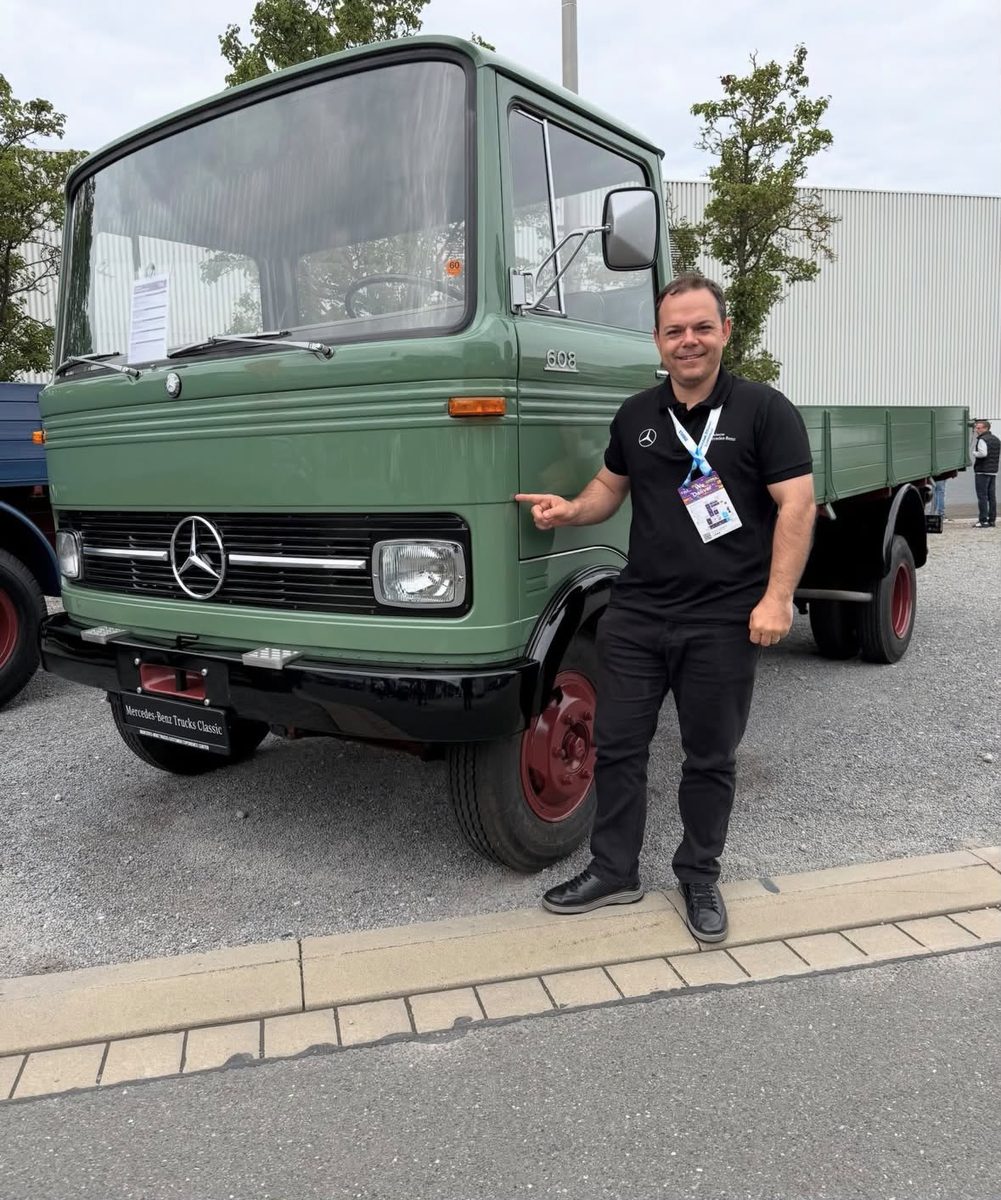 CEO da VDA Brasil ao lado de caminhão clássico Mercedes-Benz na IAA Transportation 2026