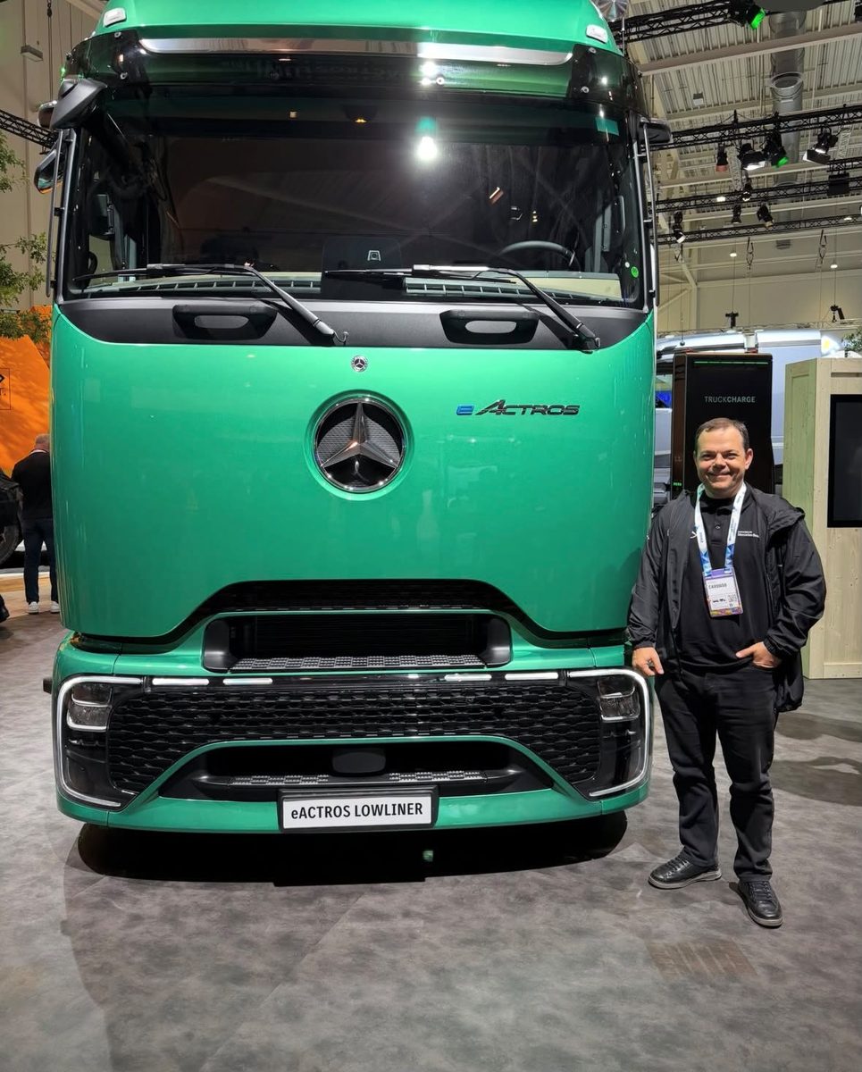 CEO da VDA Brasil ao lado do caminhão elétrico Mercedes-Benz eActros Lowliner