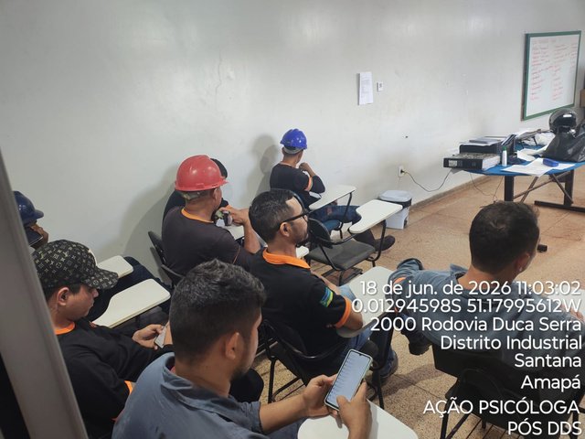 Colaboradores participando da ação Junho Violeta