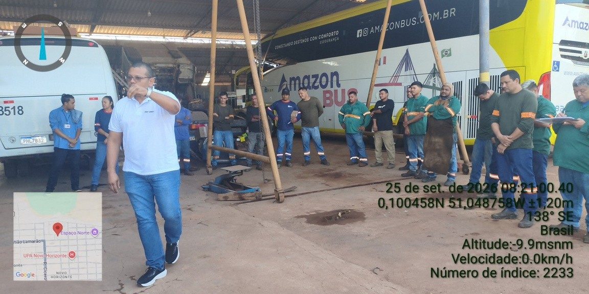Enfermeiro José Ivoneis conduzindo a palestra na garagem Amazon Bus