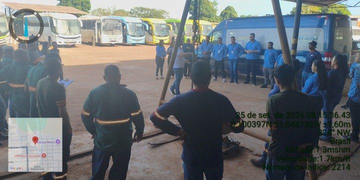 Equipe do SEST SENAT junto à van do programa de prevenção